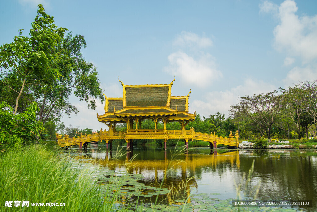 中式湖上亭阁美景