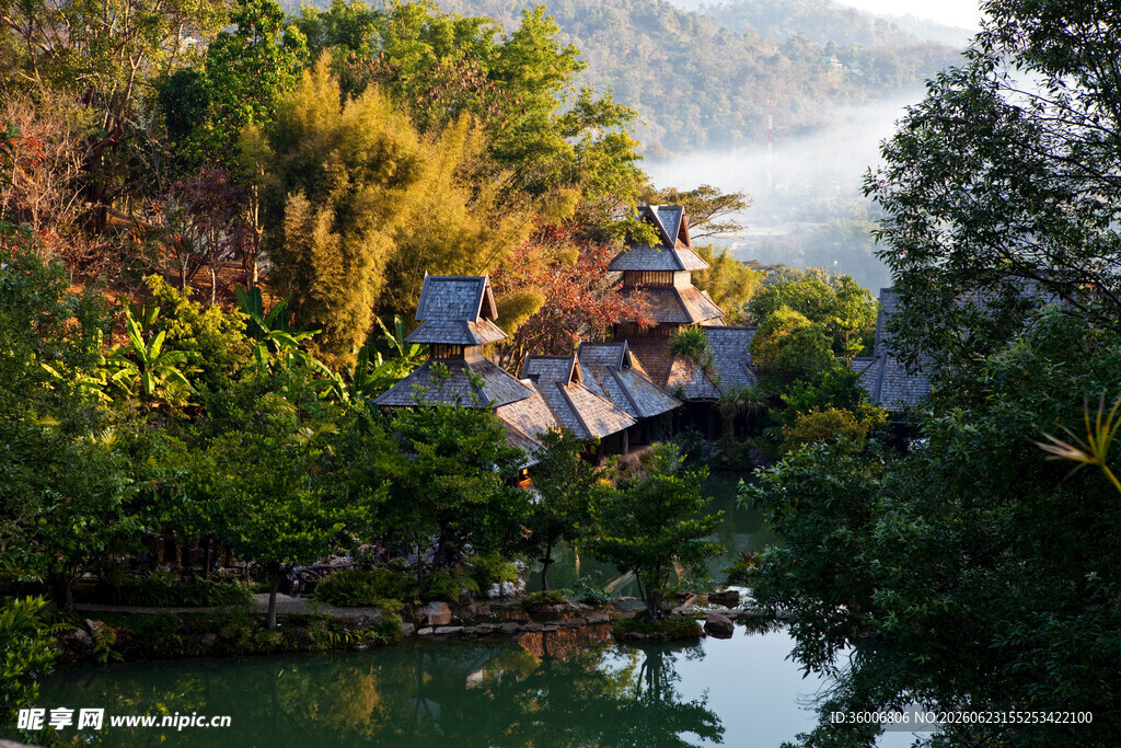 山林湖畔中的静谧小屋