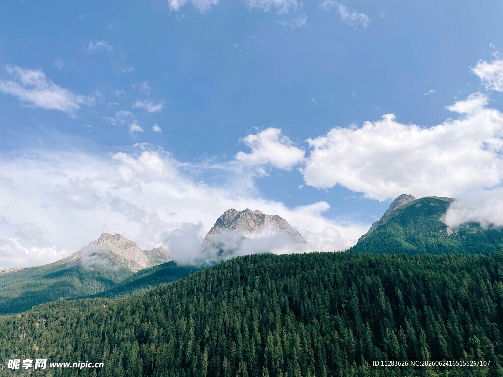 青山翠林间的巍峨山峰