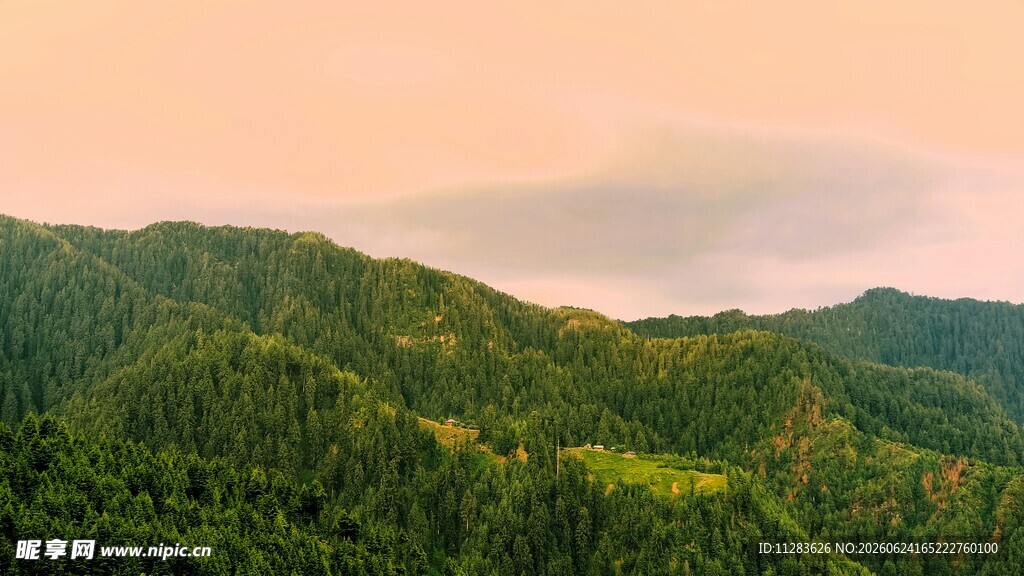 青山叠翠间的美丽风光