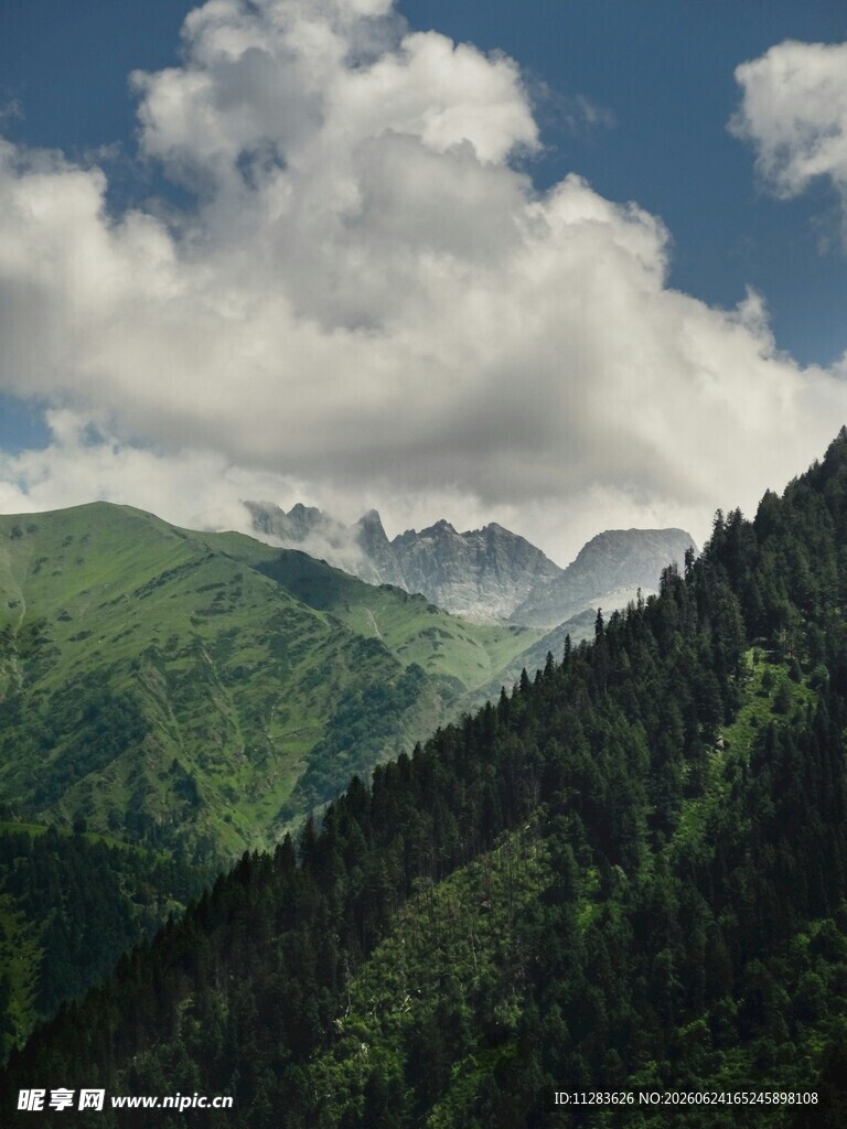青山云海间的壮美风光