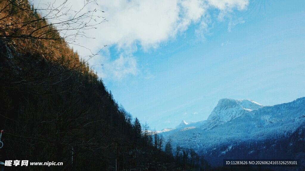 山间美景蓝天白云映青山