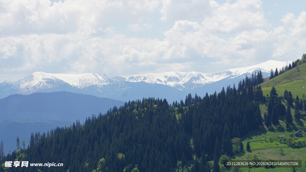 青山翠林间的秀丽山景