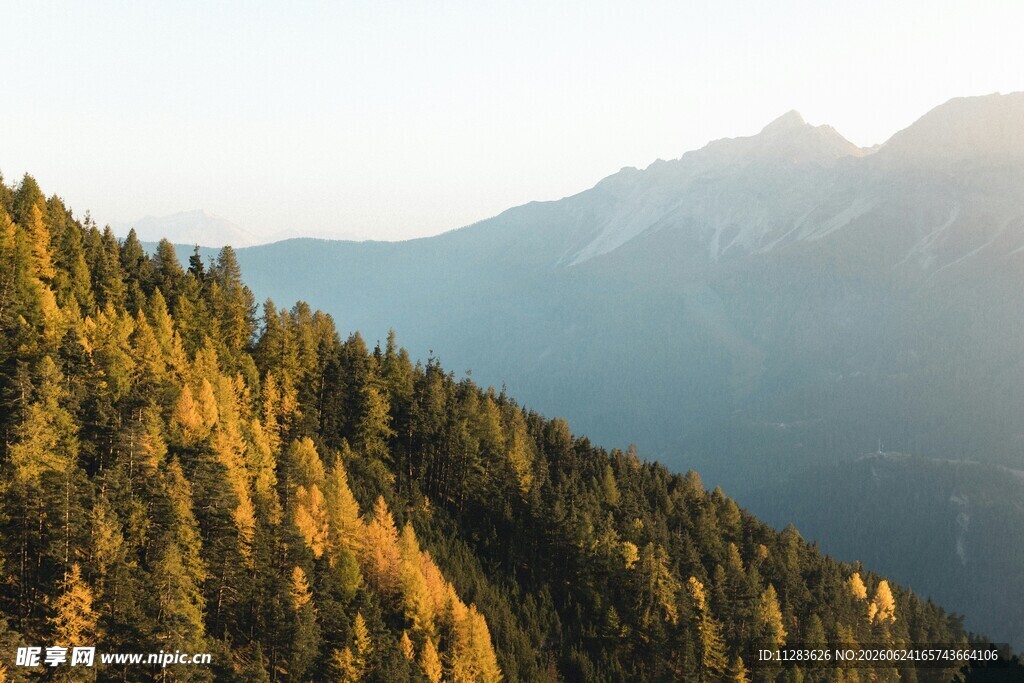 山林美景阳光洒照山峦