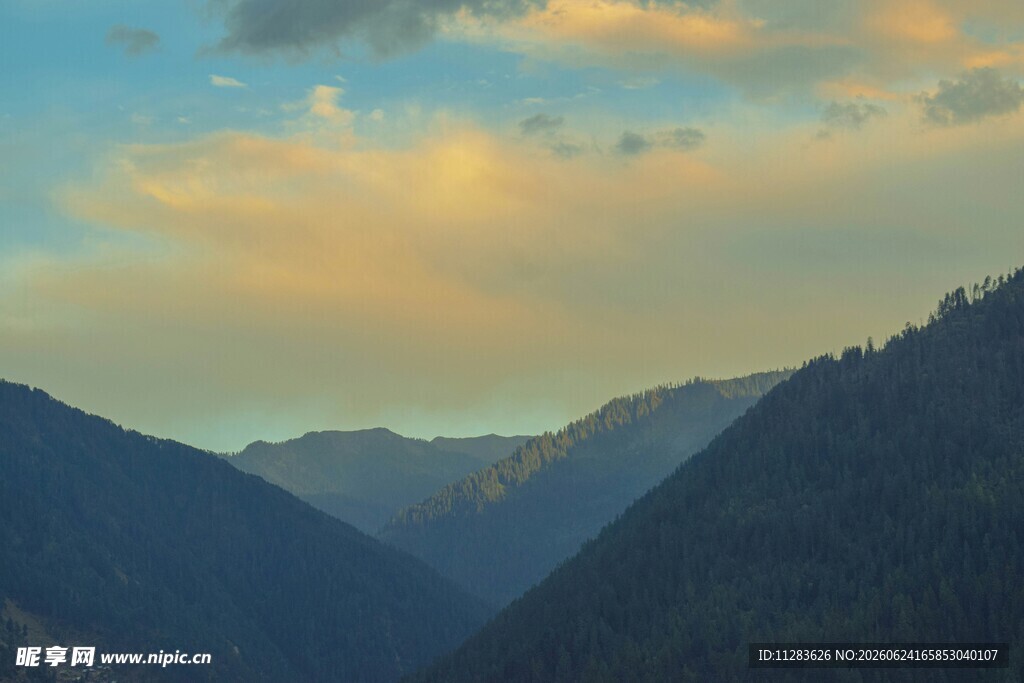 山间云霞美景