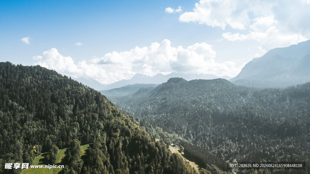 壮丽山景蓝天白云伴葱郁山