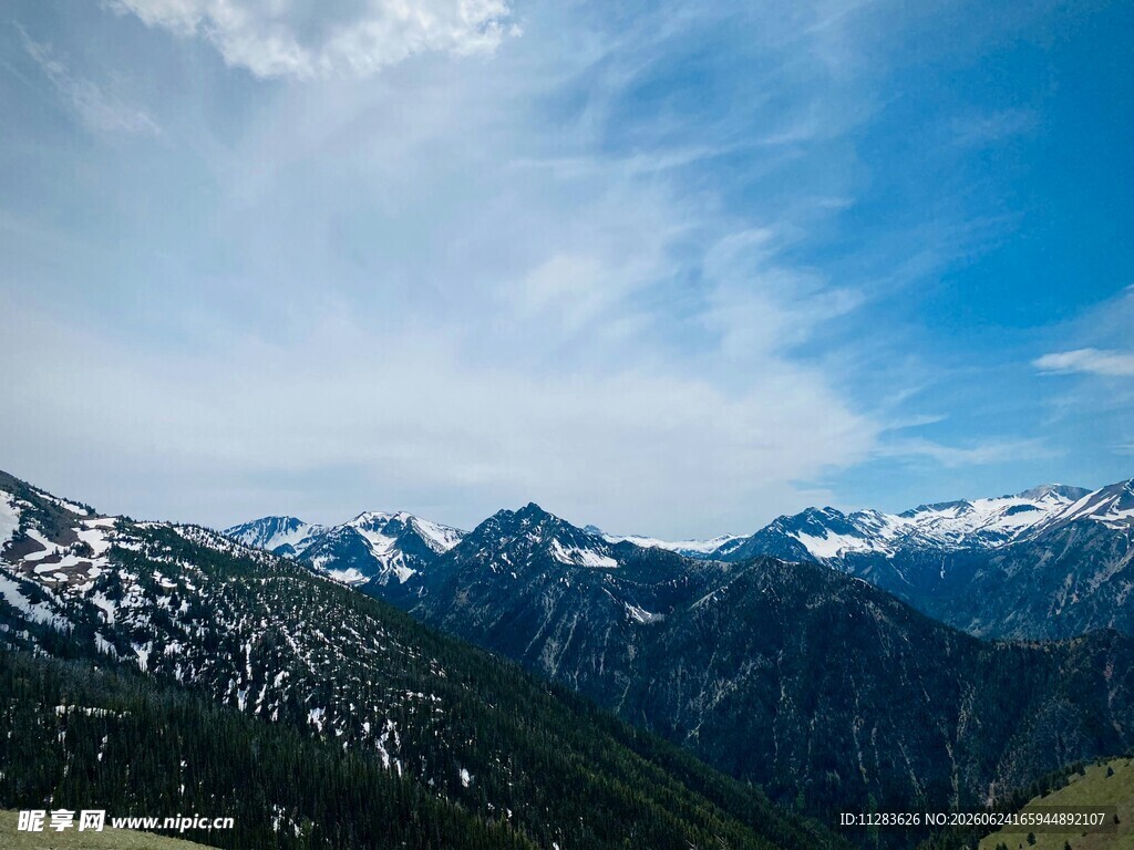 壮丽雪山山脉风景