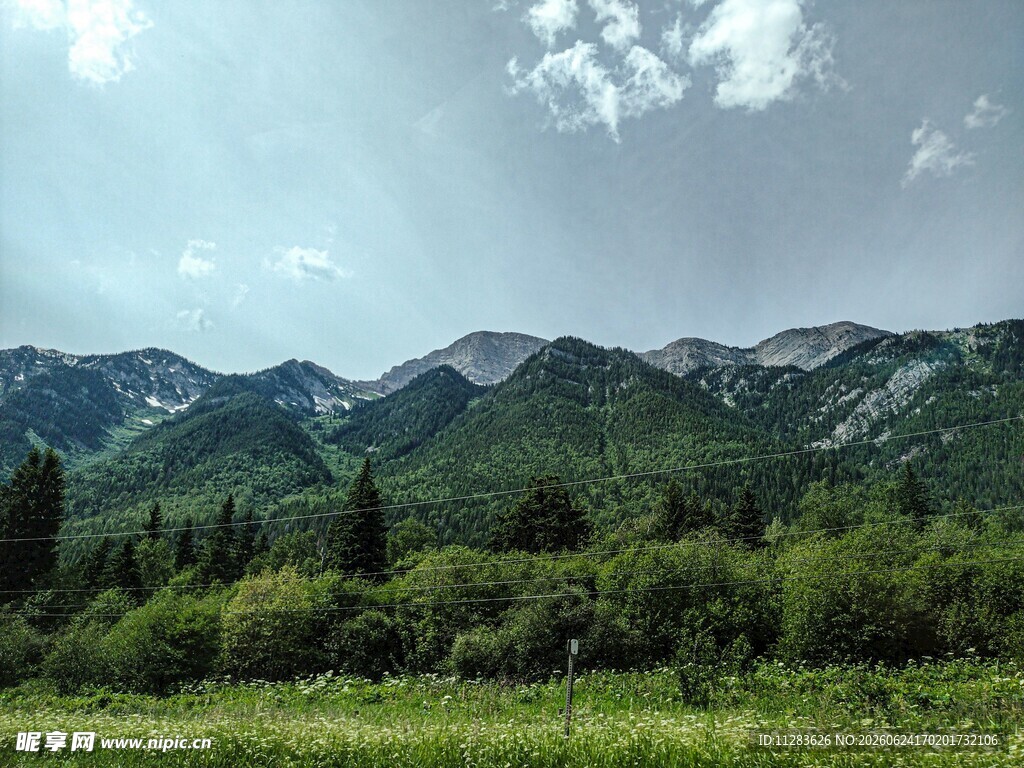 青山绿野间的秀丽自然风光