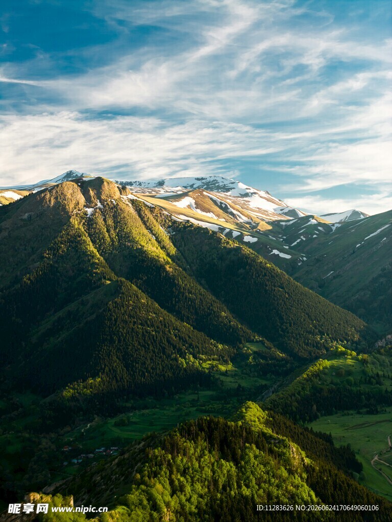 壮丽山峦与蓝天美景