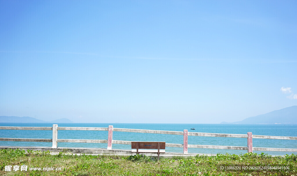 海边长椅静享蔚蓝风光