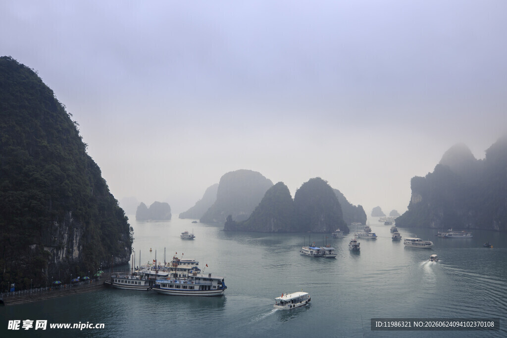 下龙湾美景船只穿梭其间