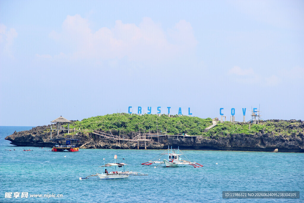 海上小岛与船只美景