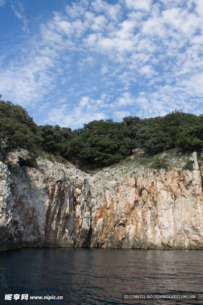 海岸边的岩石与葱郁山林