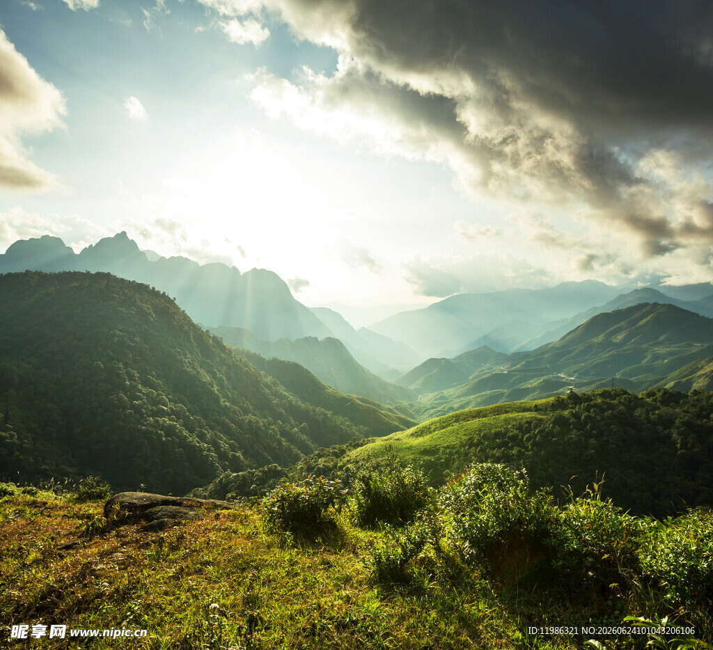 山间晨曦美景