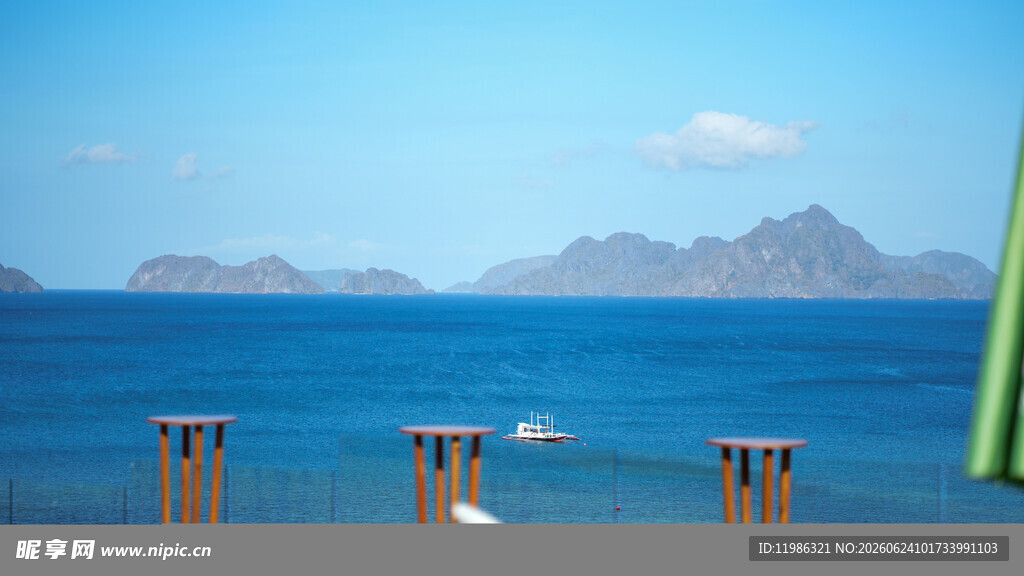 海边美景远处岛屿与船只
