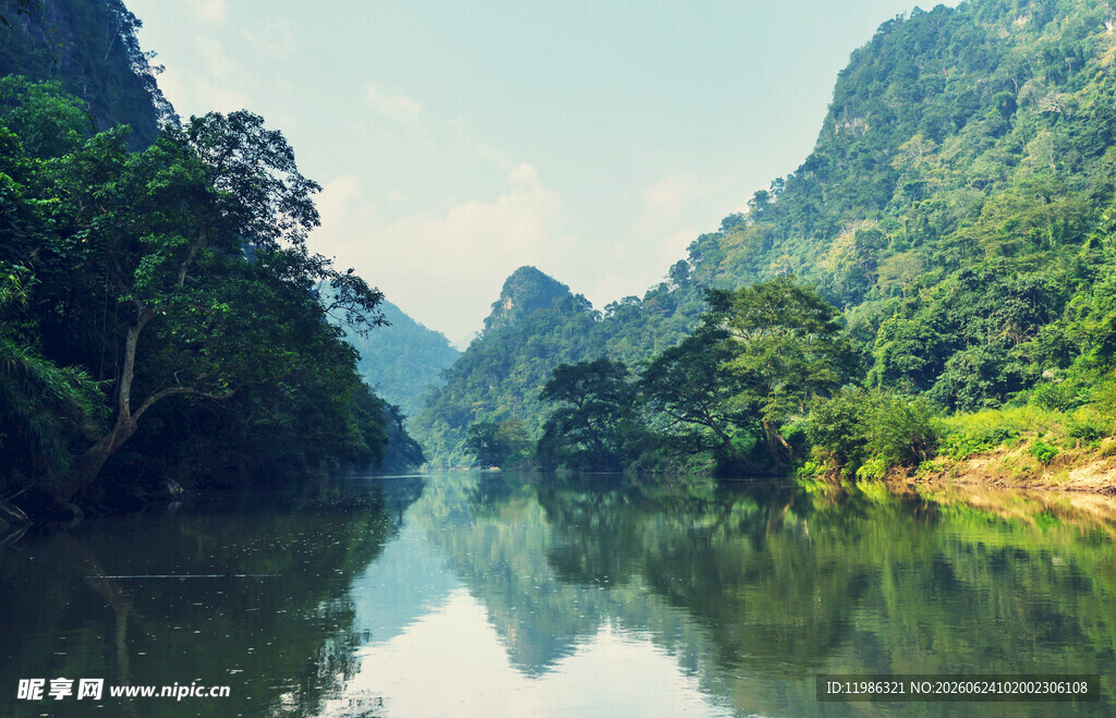 青山绿水间的宁静河流