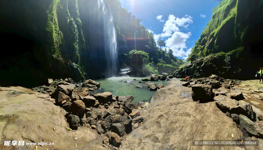 山间瀑布下的嶙峋怪石