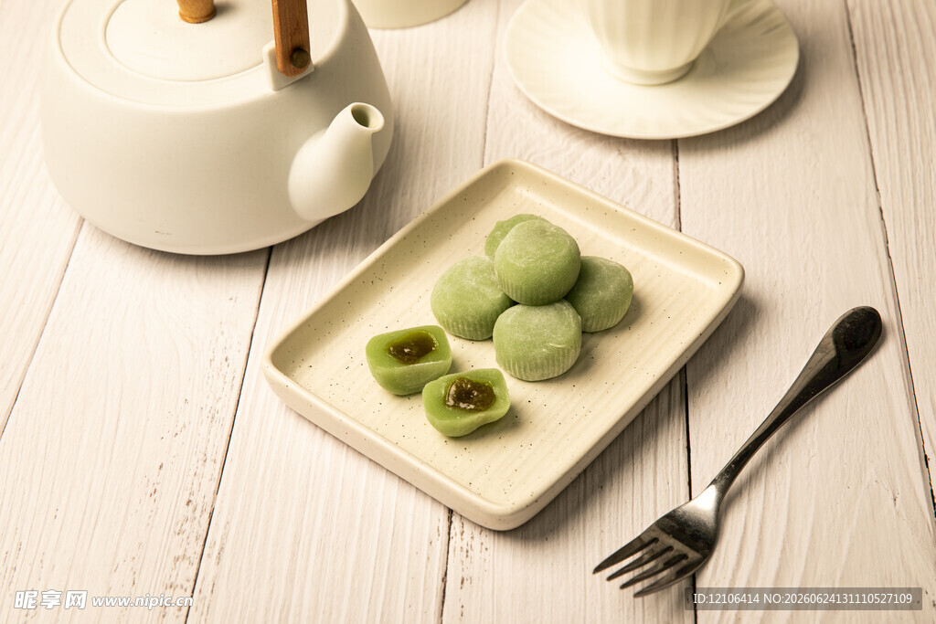 抹茶点心摆放在素雅餐具上