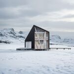 雪地中的独特现代小木屋