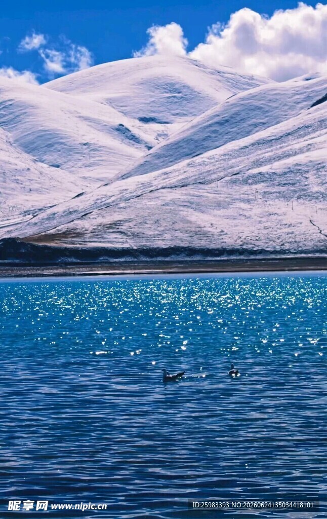 雪山湖泊