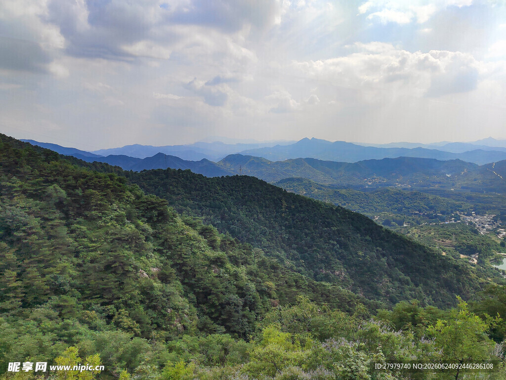 群山青山环绕