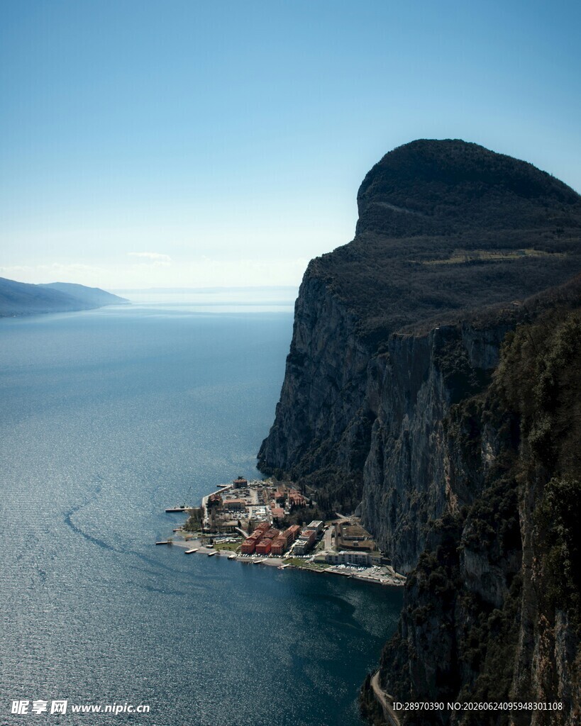 悬崖下的海边村落美景