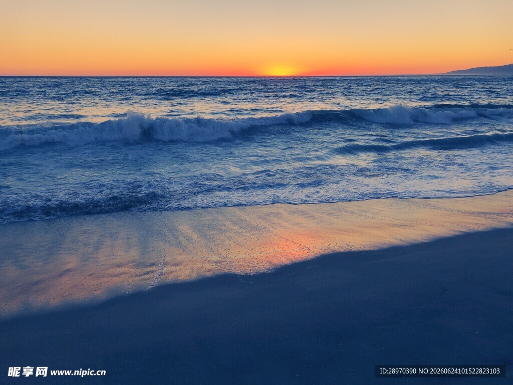 海边日落海浪轻拍沙滩