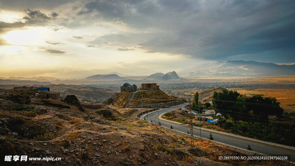 黄昏下的山间公路美景