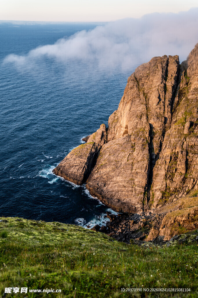 海边巍峨峭壁美景