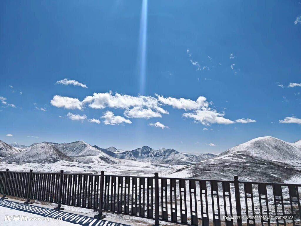雪山蓝天围栏美景