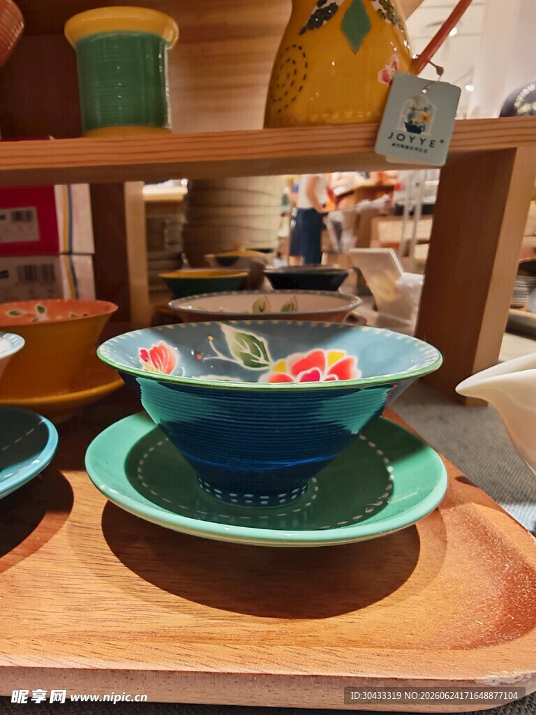 多彩陶瓷餐具摆放在木托盘上