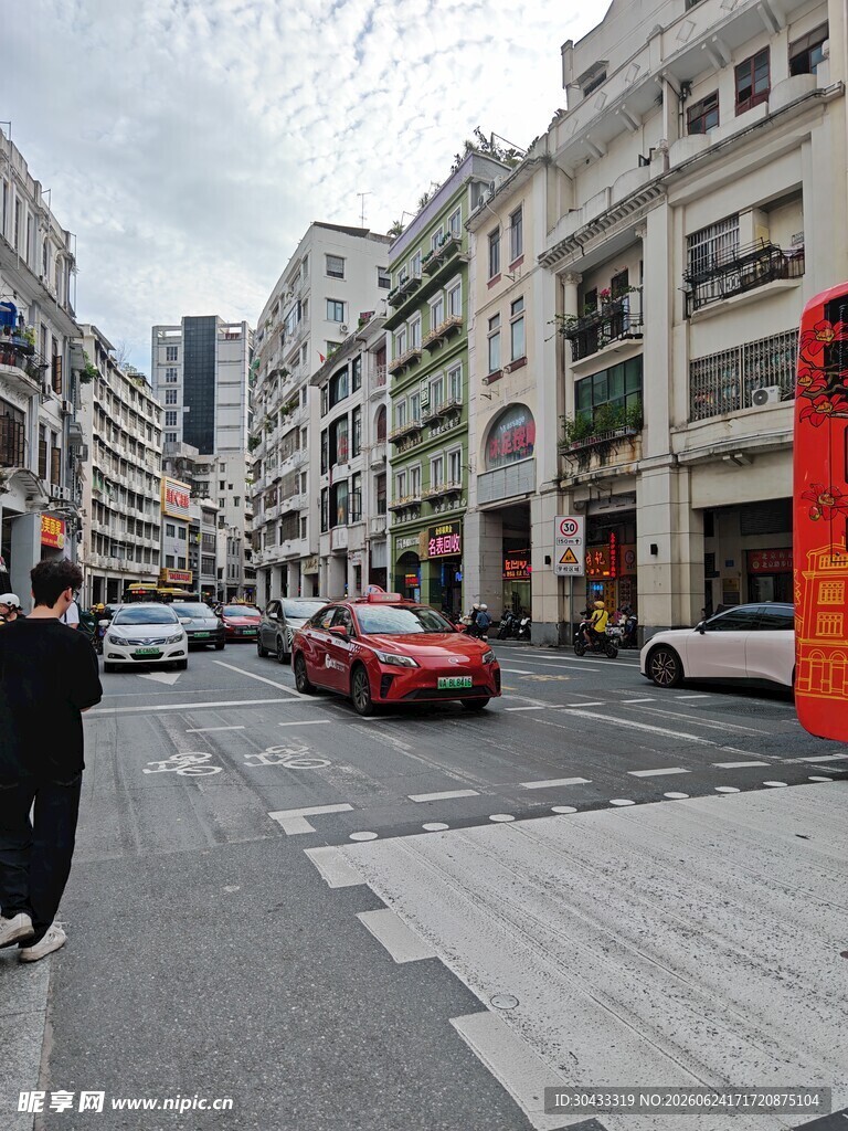 城市街道上的行人和车辆