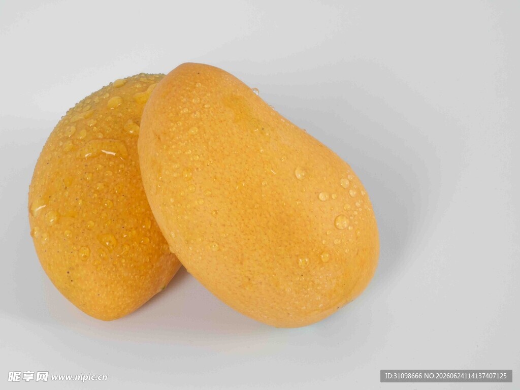两个金黄饱满的新鲜芒果
