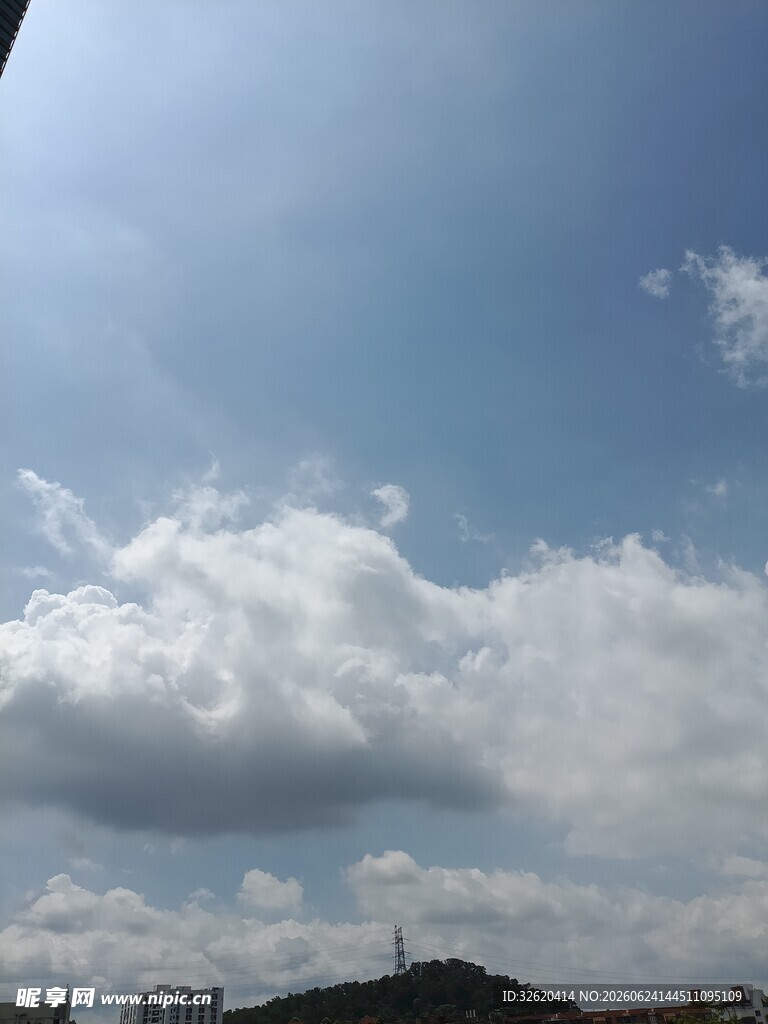 蓝天白云下的城市远景