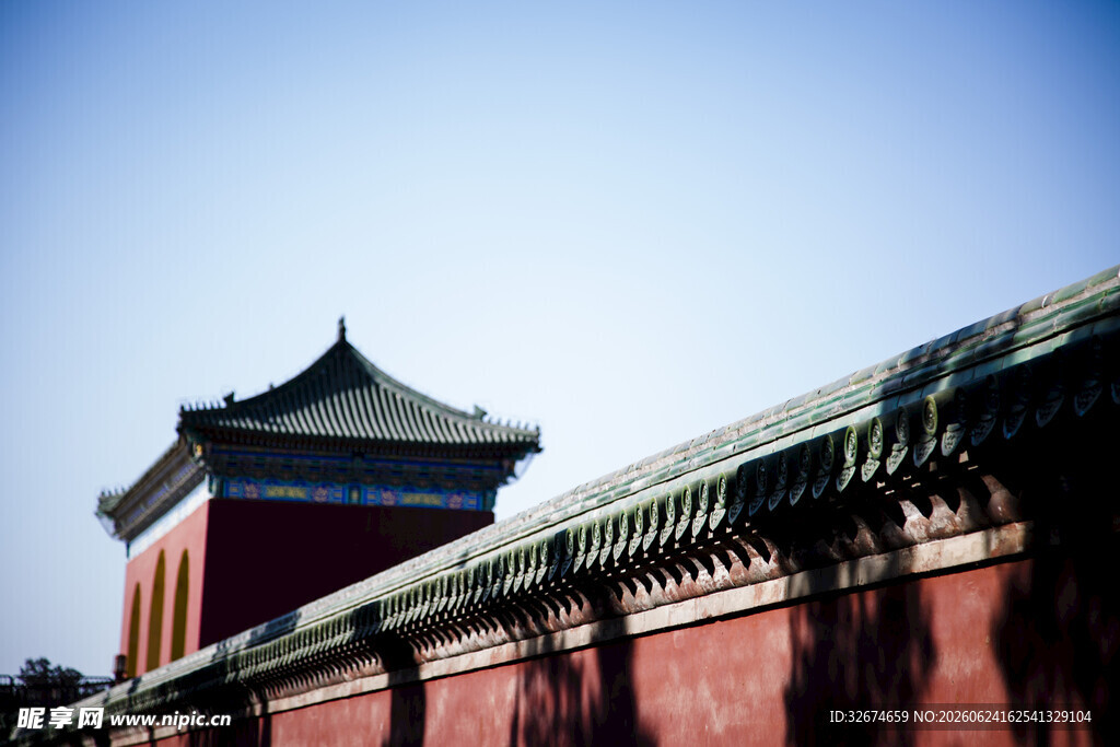 红墙古建筑蓝天映衬之美