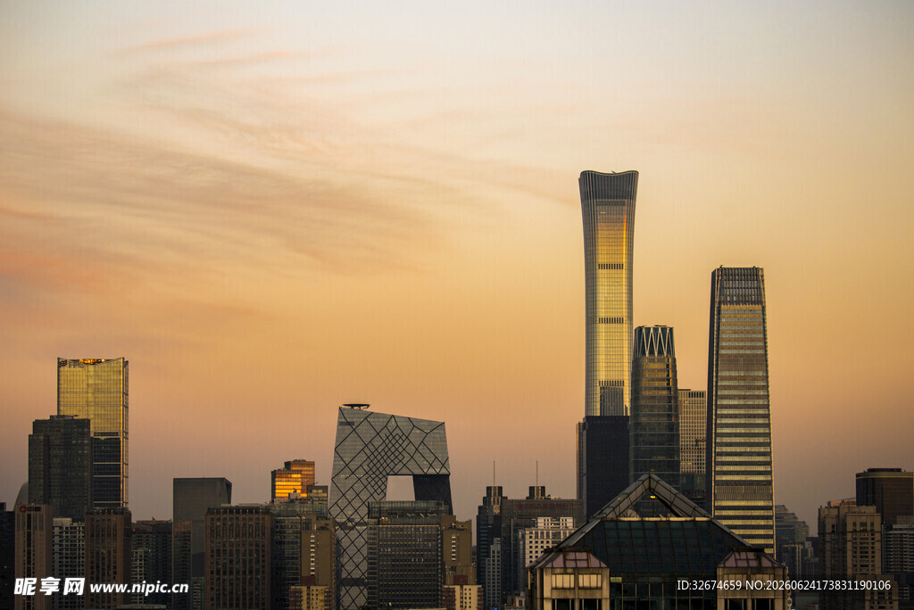 黄昏下的都市高楼景观