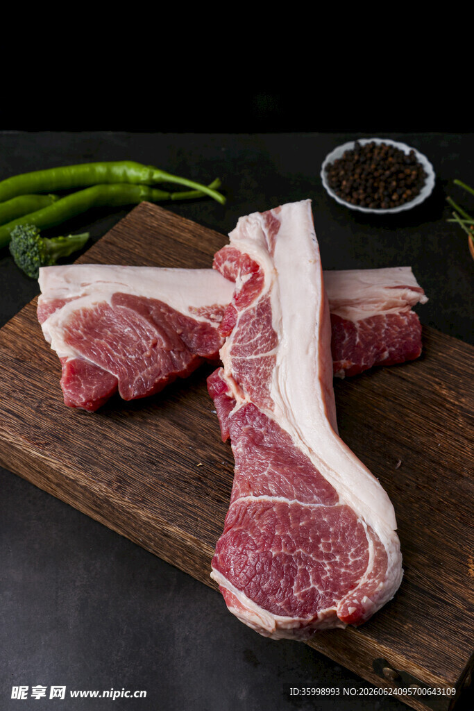 新鲜生猪肉排骨肉质诱人