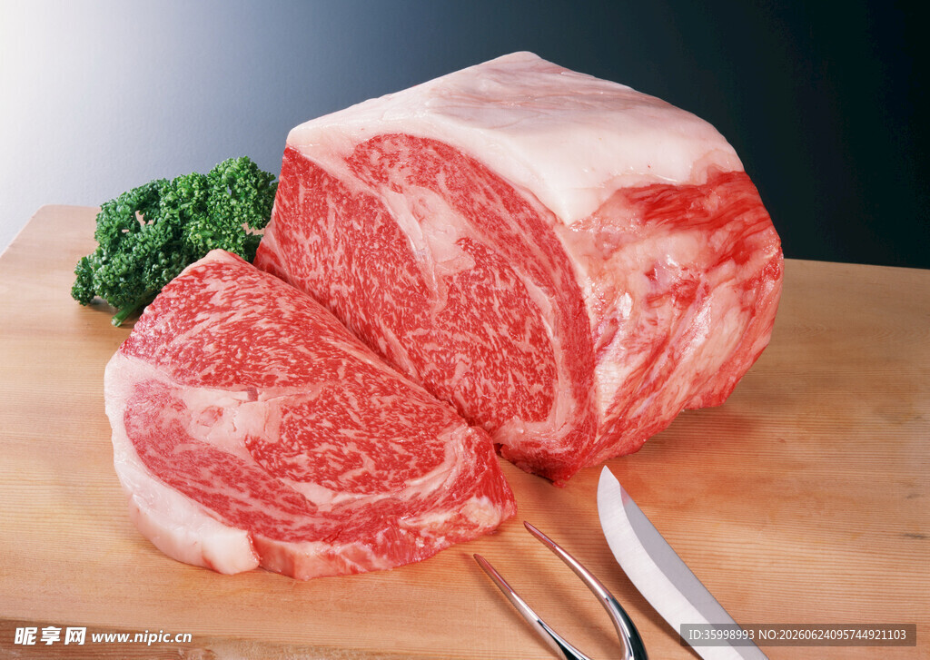 新鲜多汁的生牛肉牛排