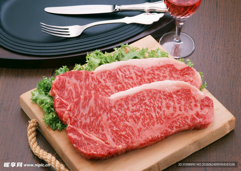 新鲜生牛肉搭配餐具美酒