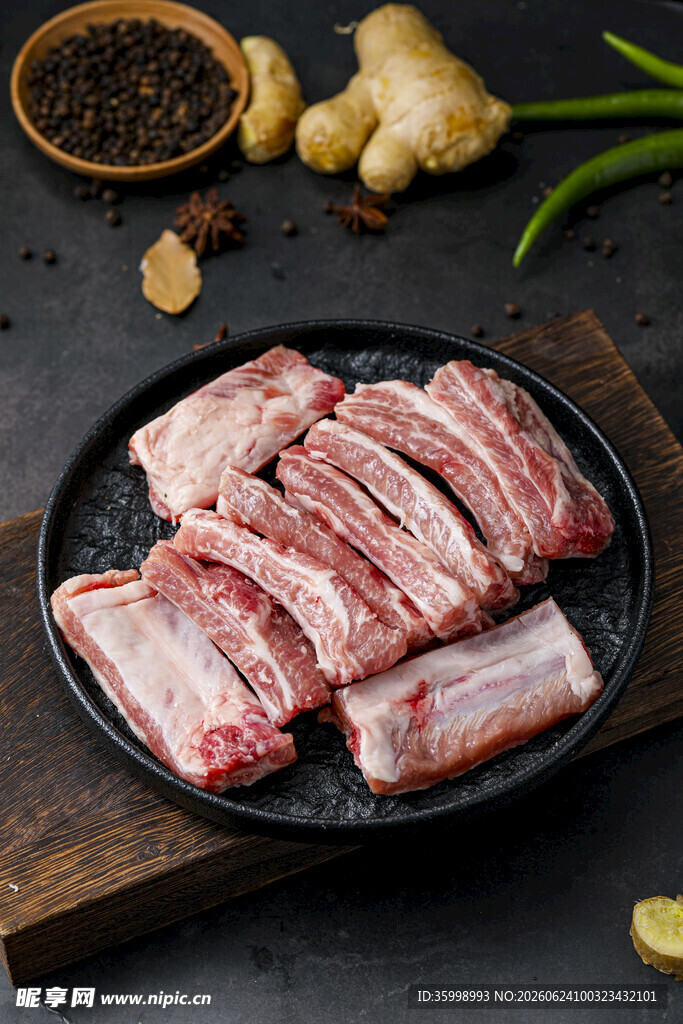 新鲜生排骨肉质纹理清晰