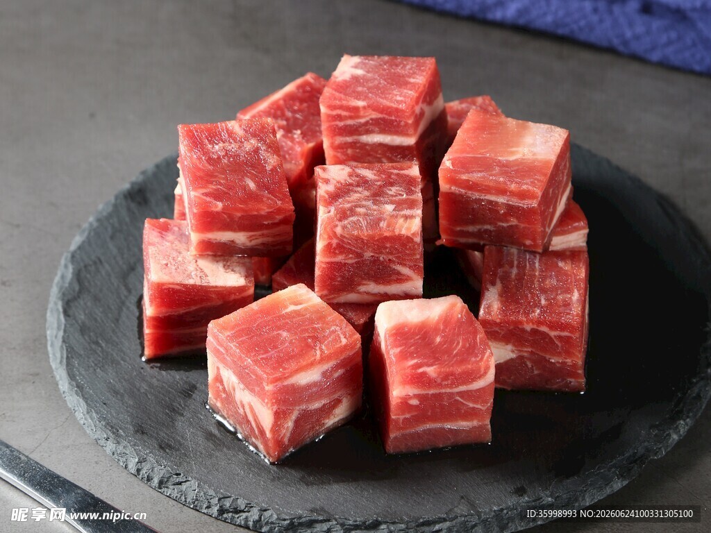 新鲜牛肉块摆放在黑色盘上