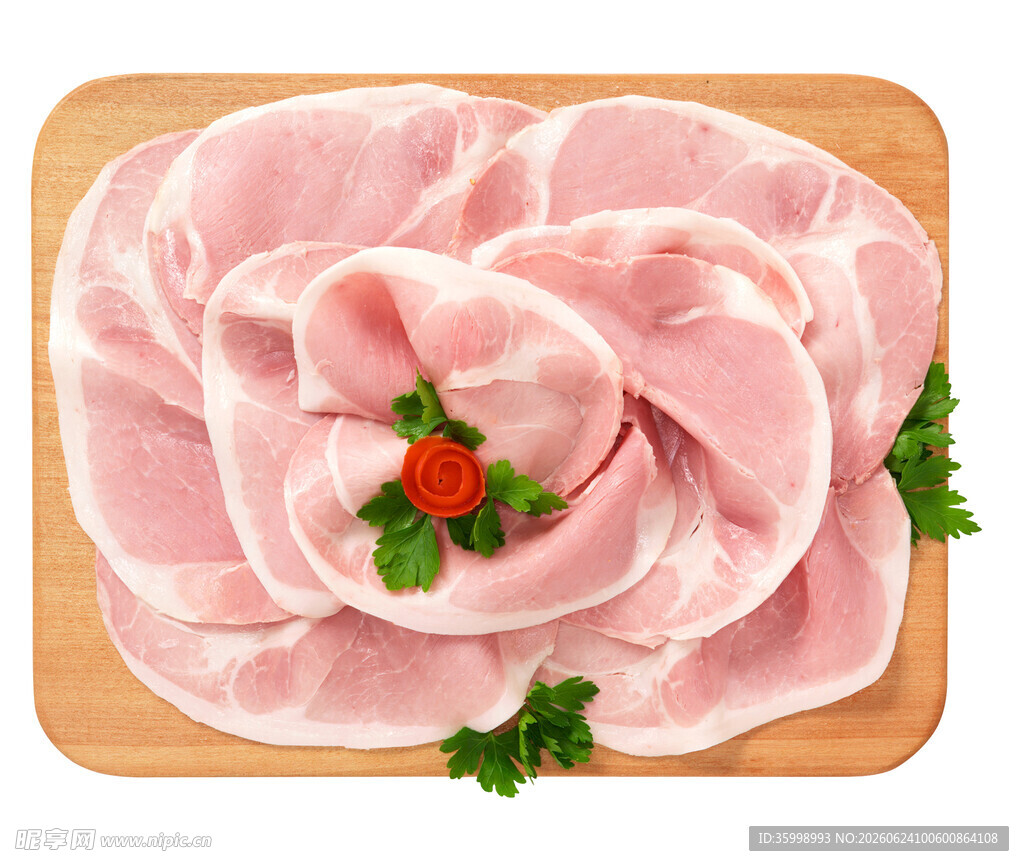 新鲜猪肉片摆放在砧板上