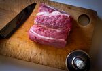 新鲜生牛肉与刀具砧板