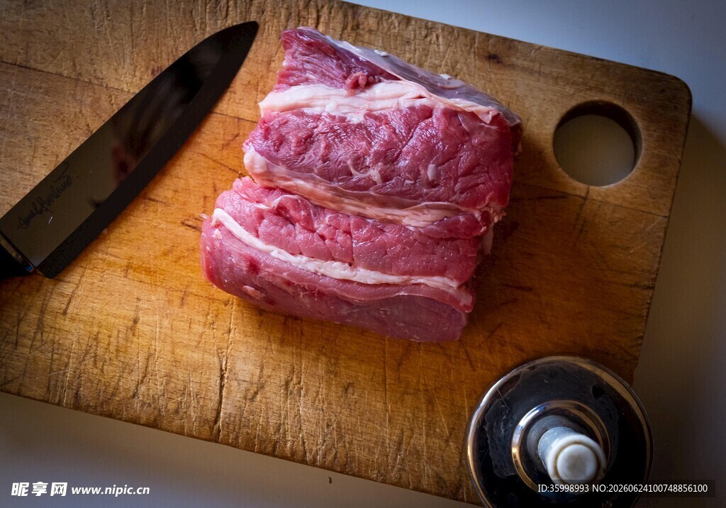 新鲜生牛肉与刀具砧板