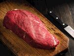新鲜生牛肉置于砧板上