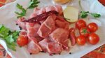 新鲜肉片配蔬菜摆盘