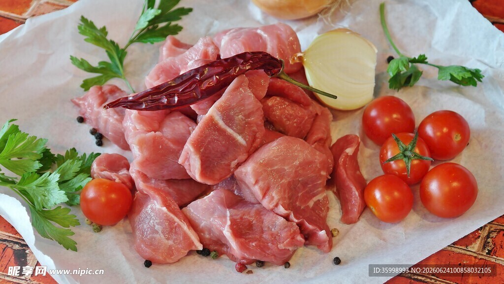 新鲜肉片配蔬菜摆盘