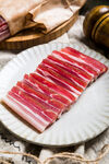 美味切片腊肉摆于盘中