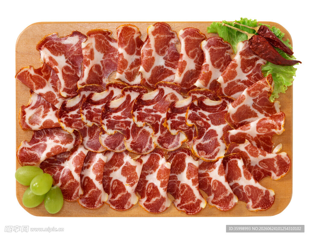 新鲜牛肉片整齐摆放在案板上