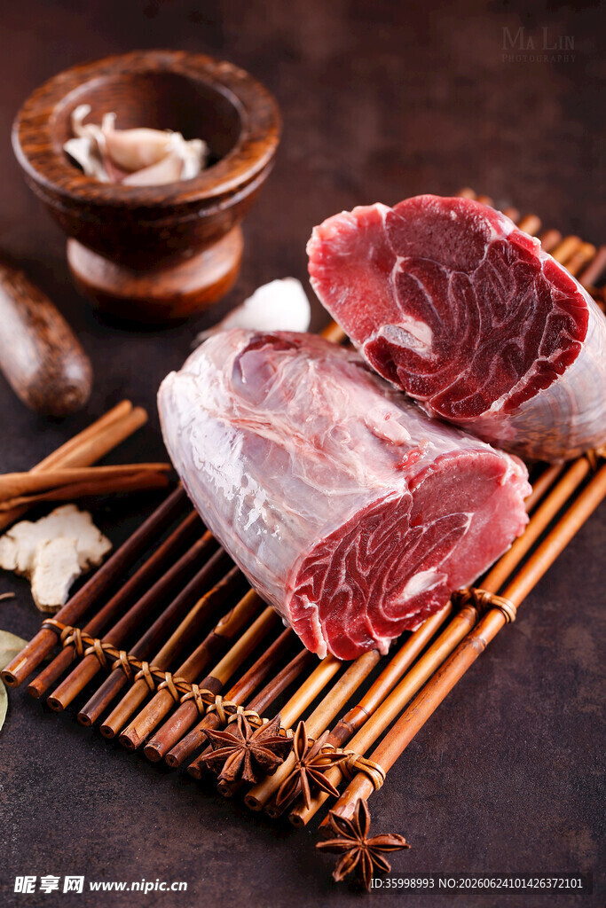 新鲜生牛肉与香料组合